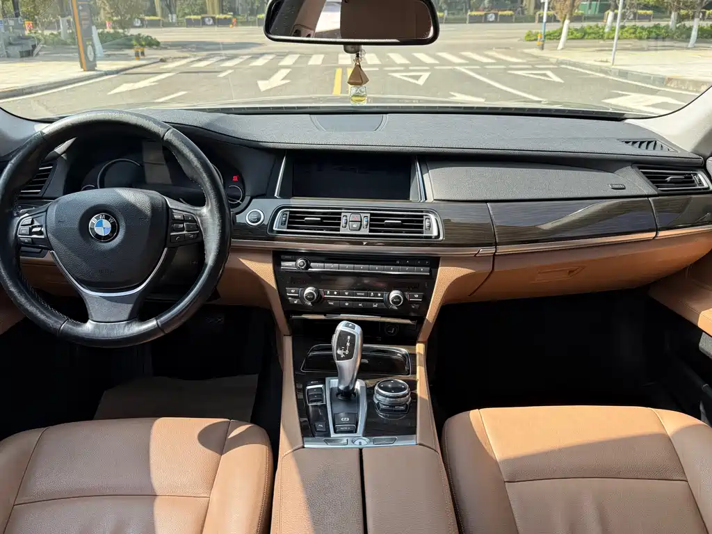 BMW 7 Series 2015 — фото 14