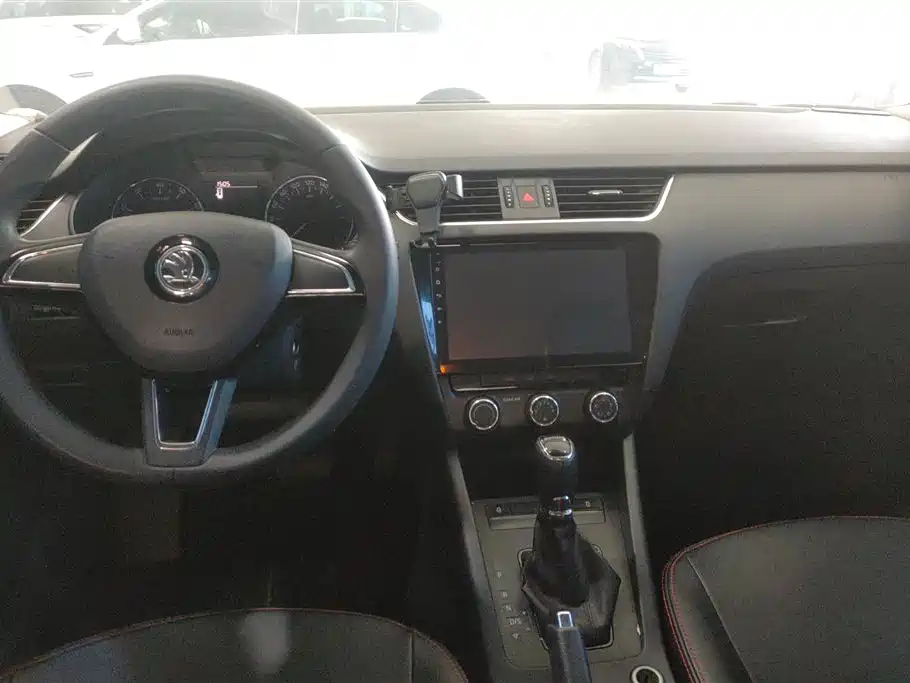 Skoda Octavia 2017 — фото 12