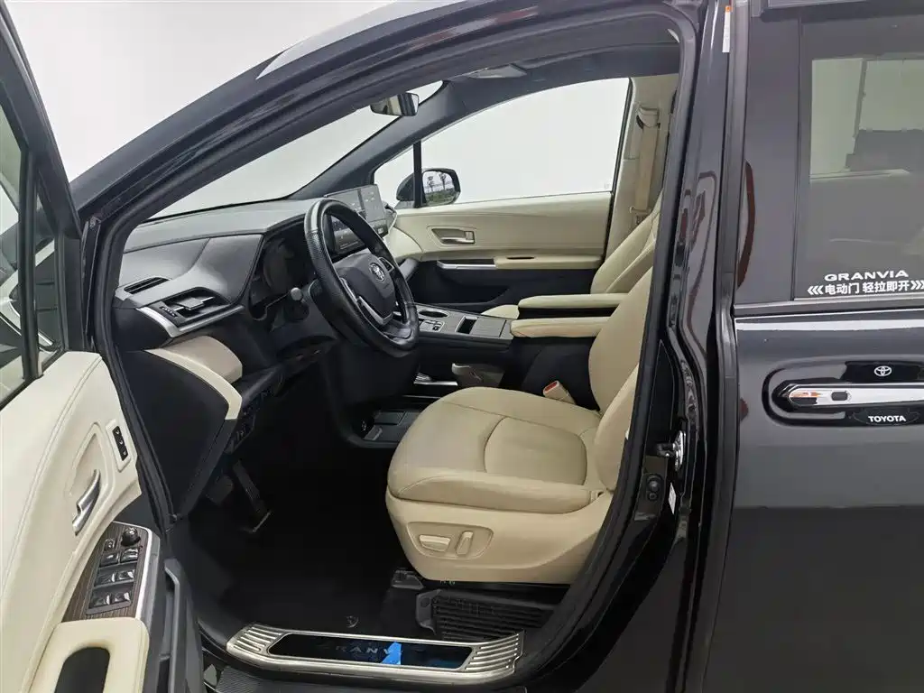 Toyota Granvia 2023 — фото 10
