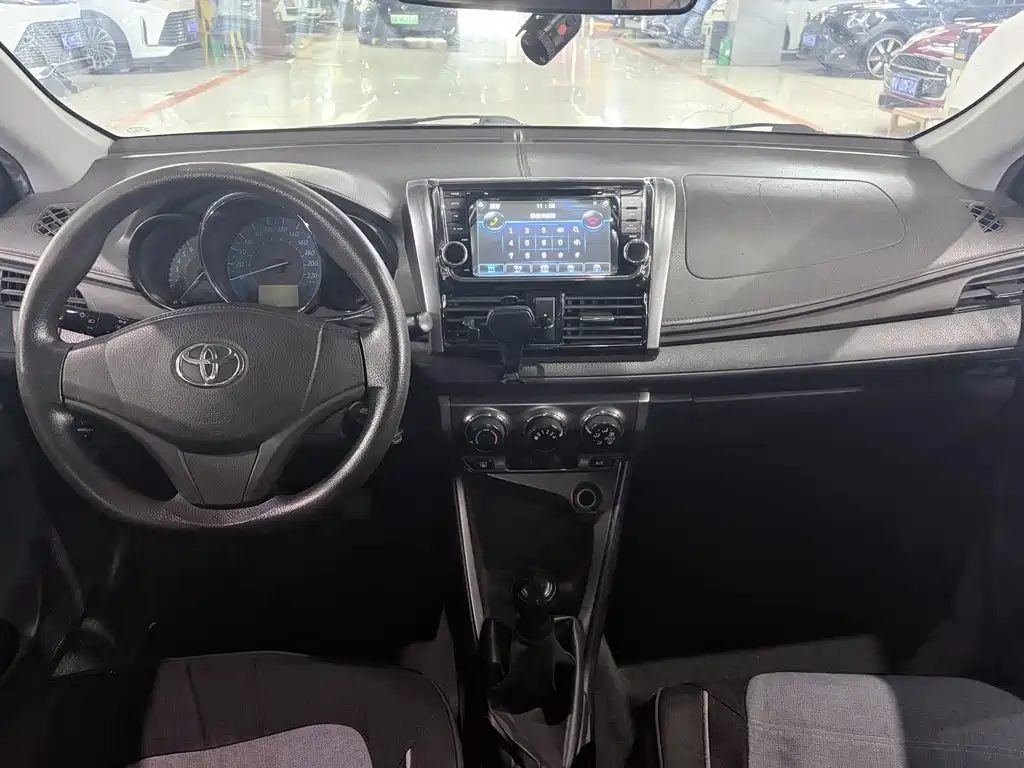 Toyota Yaris L 2015 — фото 5