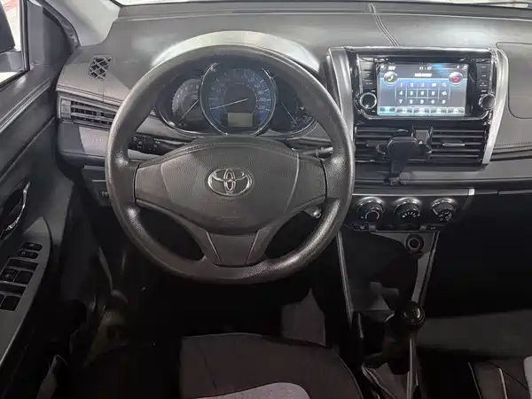 Toyota Yaris L 2015