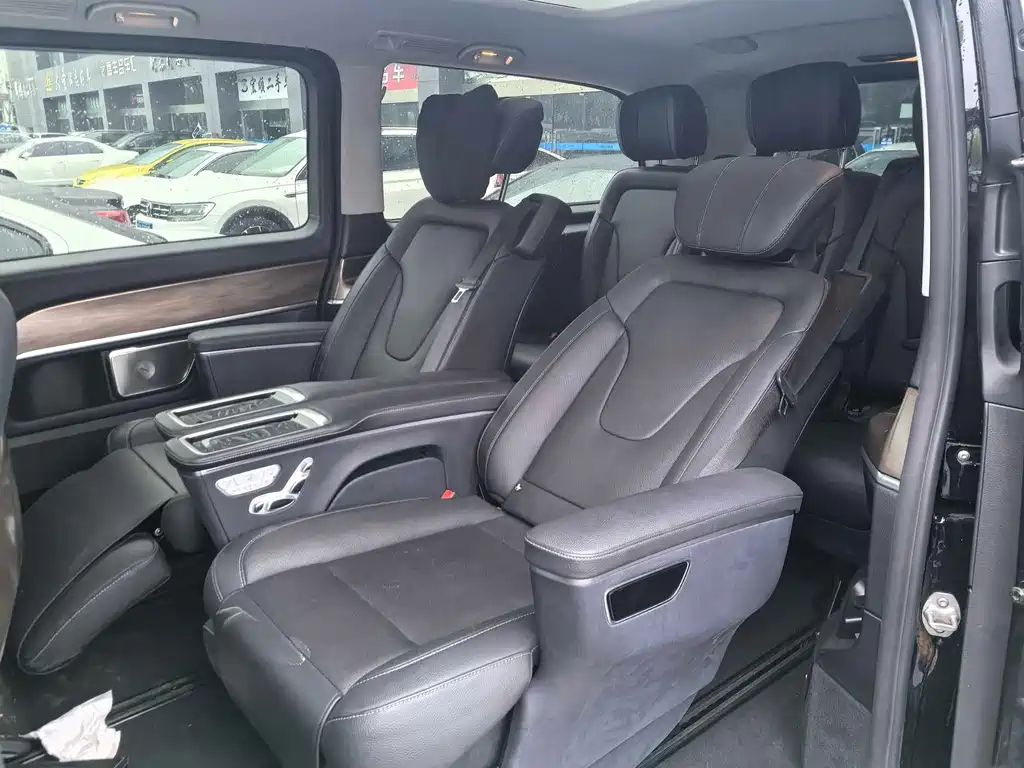Mercedes-Benz V-Class 2023 — фото 13