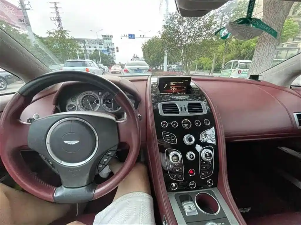 Aston Martin Rapide 2018 — фото 2