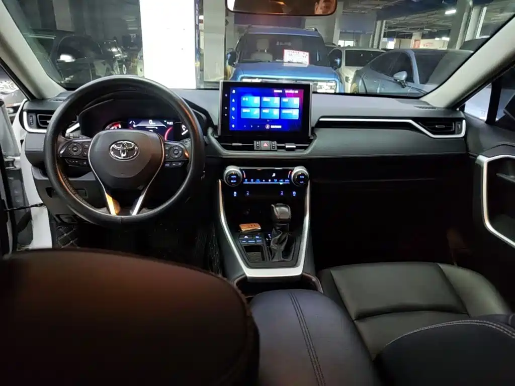Toyota RAV4 2023 — фото 10