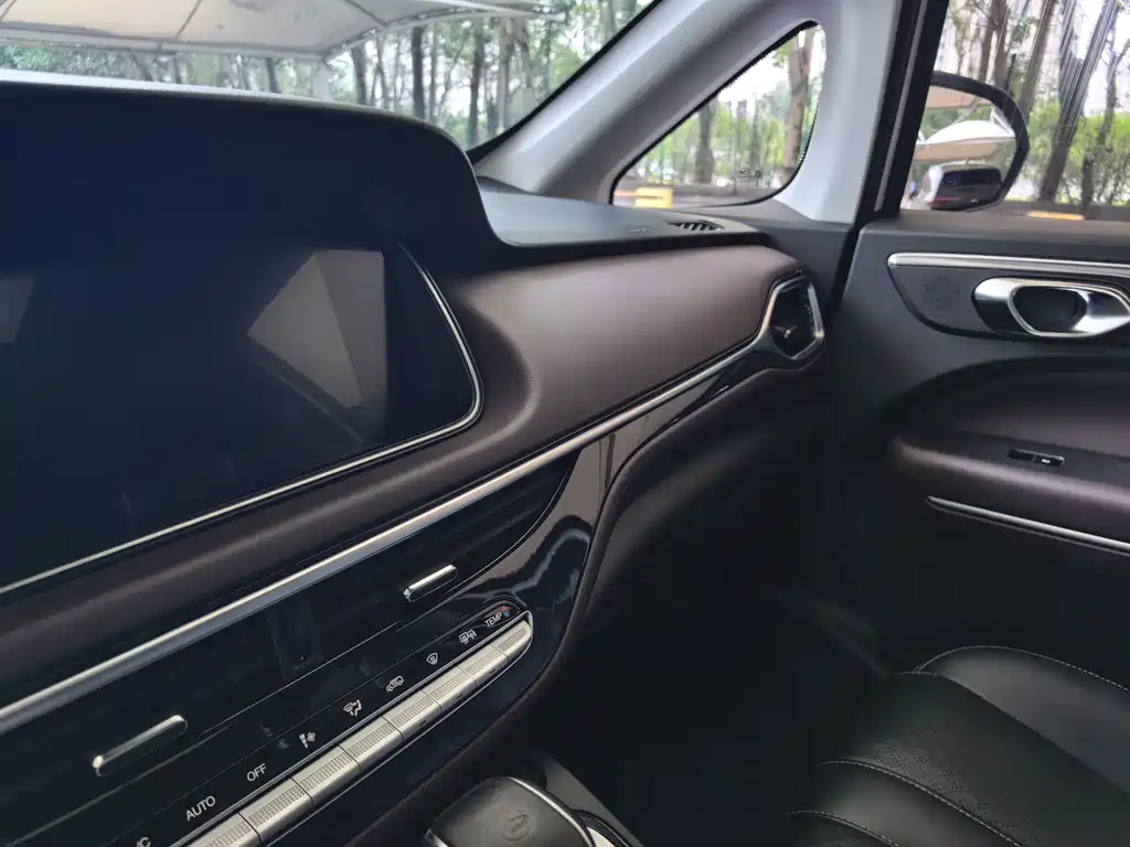 GAC Motor Trumpchi M6 2022 — фото 8