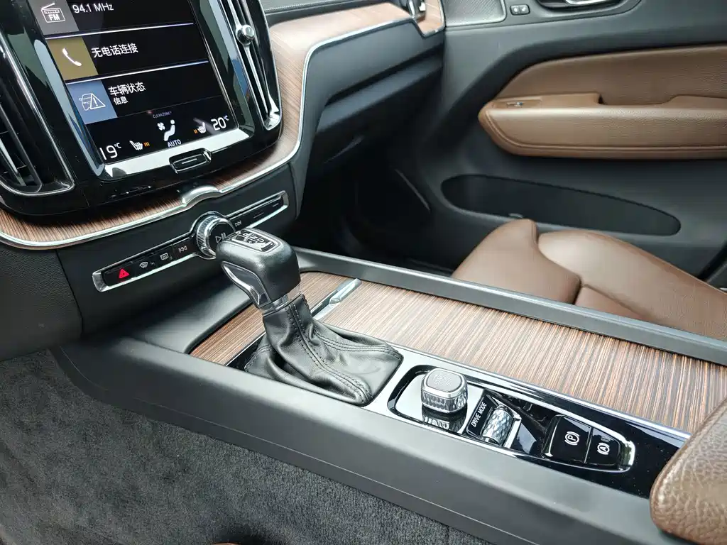 Volvo XC60 2021 — фото 17