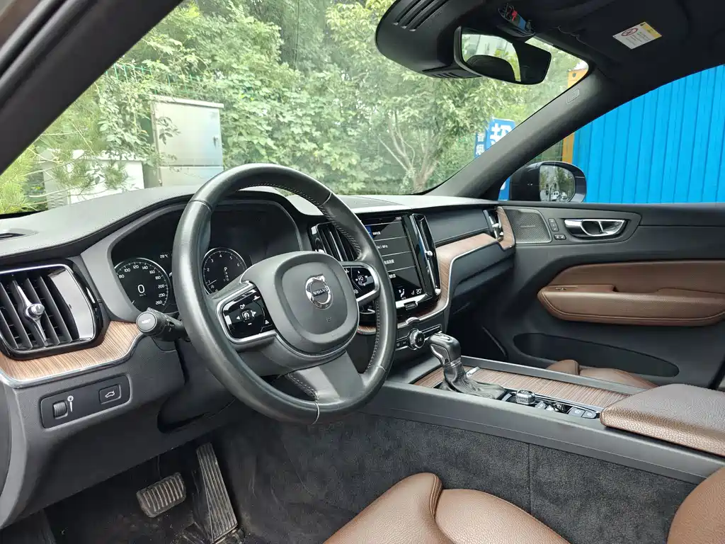 Volvo XC60 2021 — фото 16