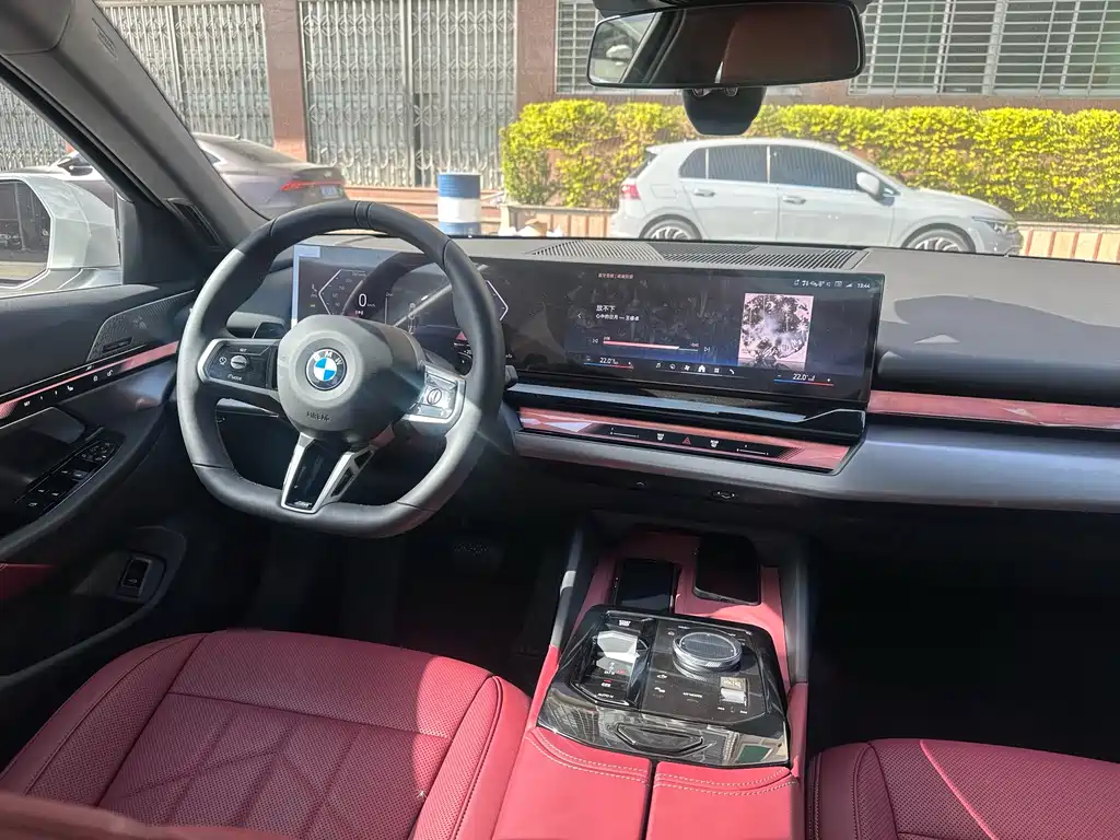 BMW 5 Series 2025 — фото 11