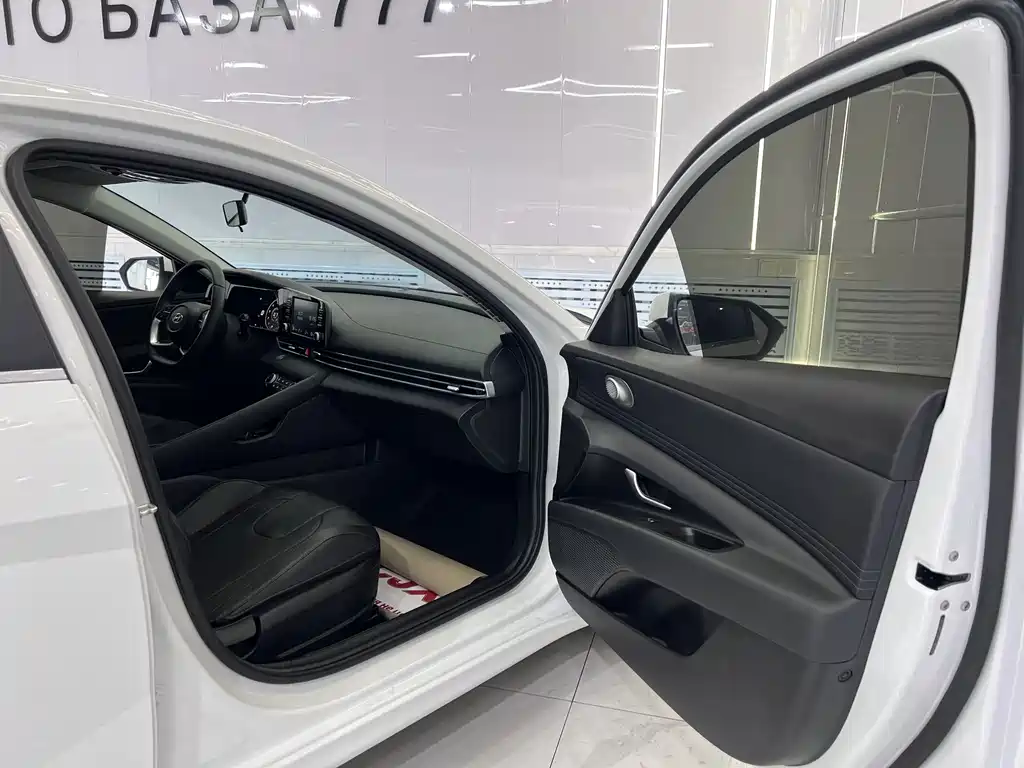 Hyundai Elantra 2023 — фото 18