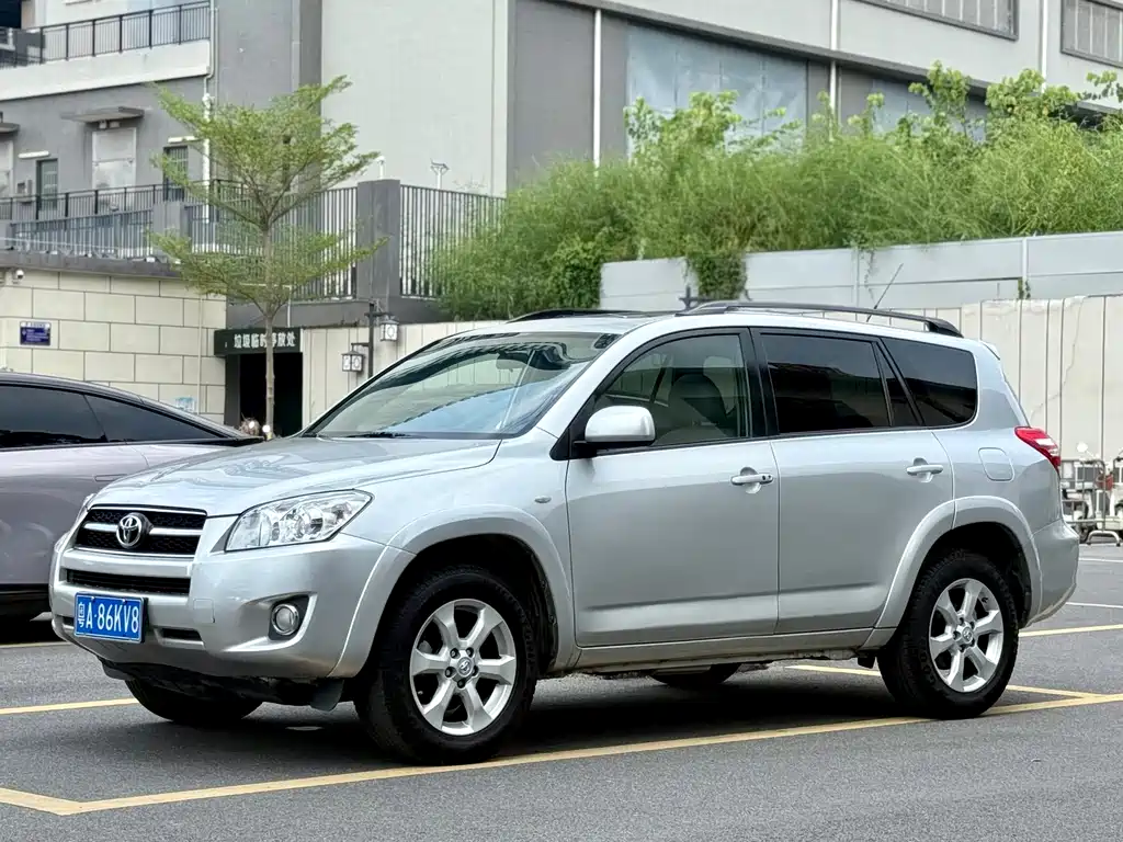 Toyota RAV4 2010 — фото 5