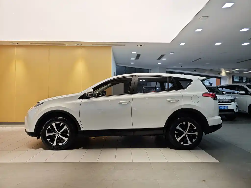 Toyota RAV4 2017 — фото 6