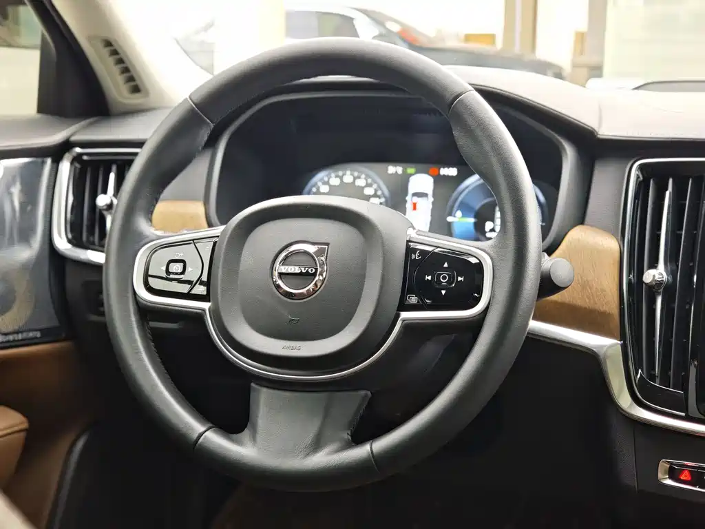 Volvo S90 Plug-In Hybrid 2019 — фото 12