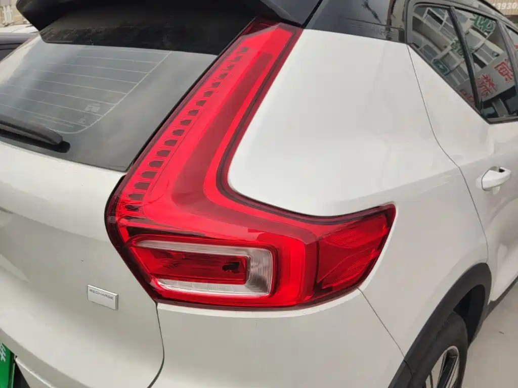 Volvo XC40 New Energy 2022 — фото 8