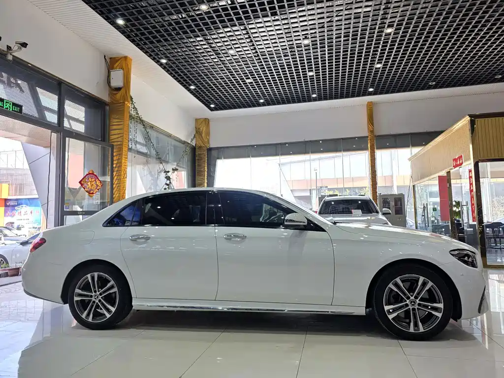 Mercedes-Benz E-Class 2022 — фото 4