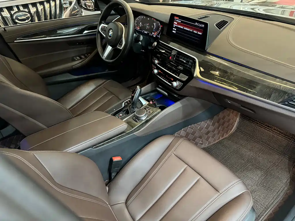 BMW 5 Series 2018 — фото 11