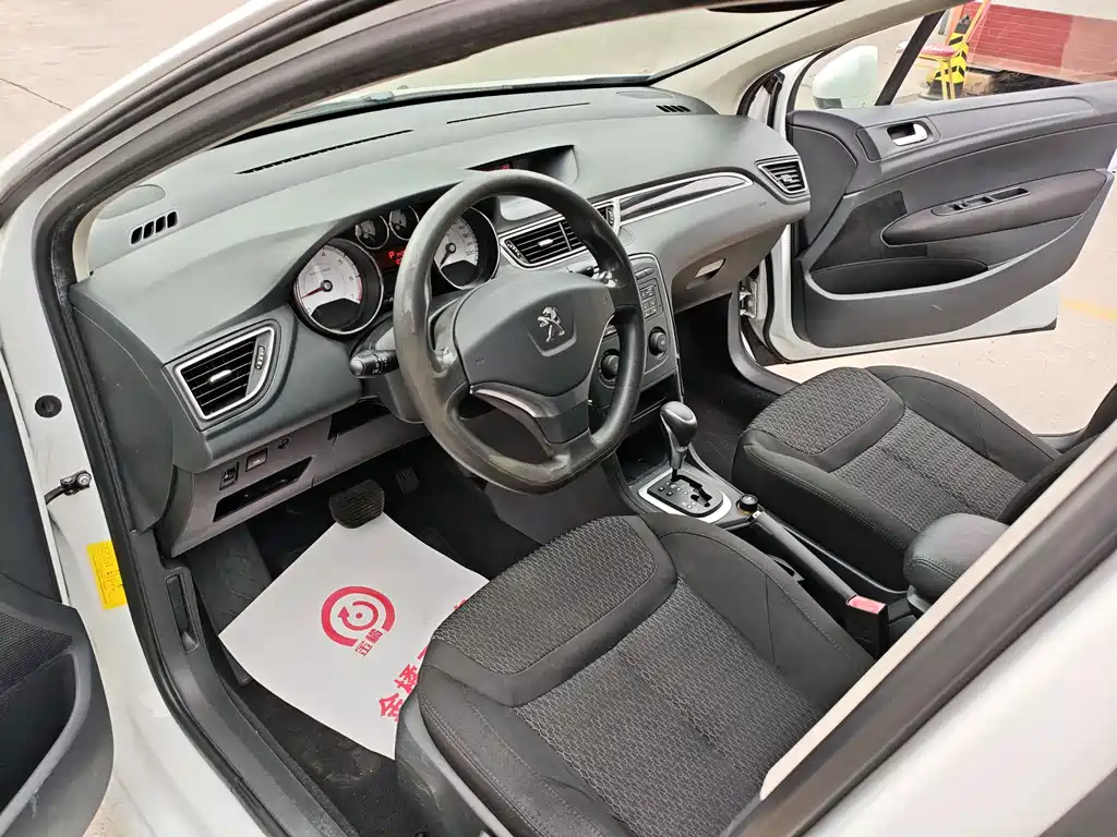 Peugeot 308 2015 — фото 13