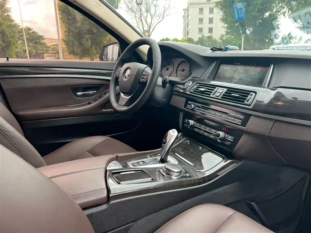 BMW 5 Series 2015 — фото 3