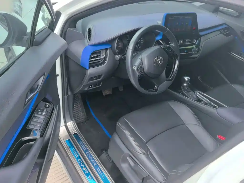 Toyota C-HR 2018 — фото 16
