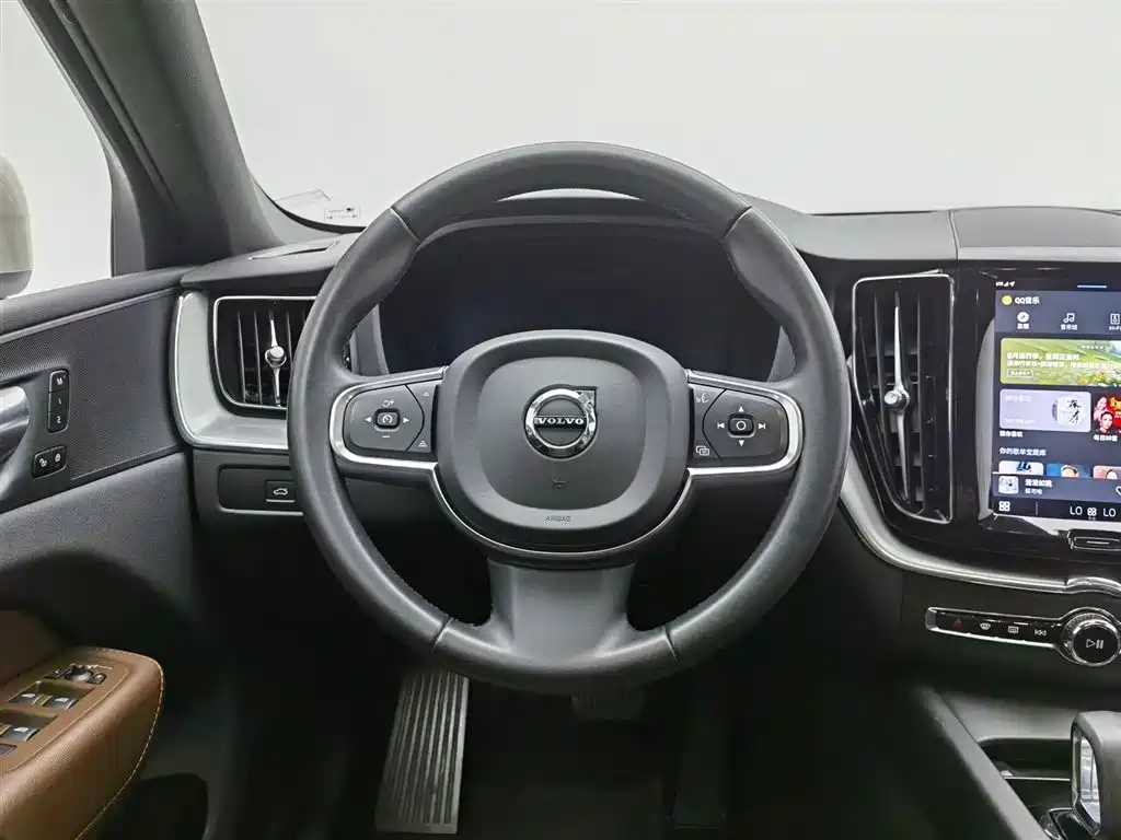 Volvo XC60 2022 — фото 11