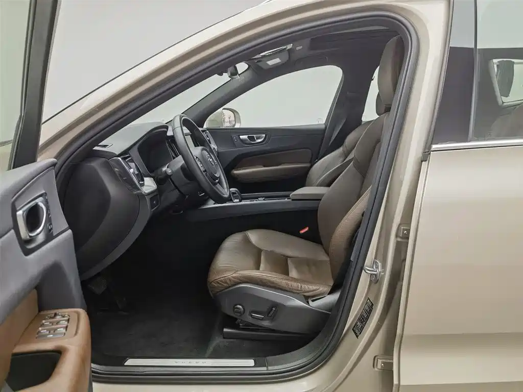 Volvo XC60 2022 — фото 10