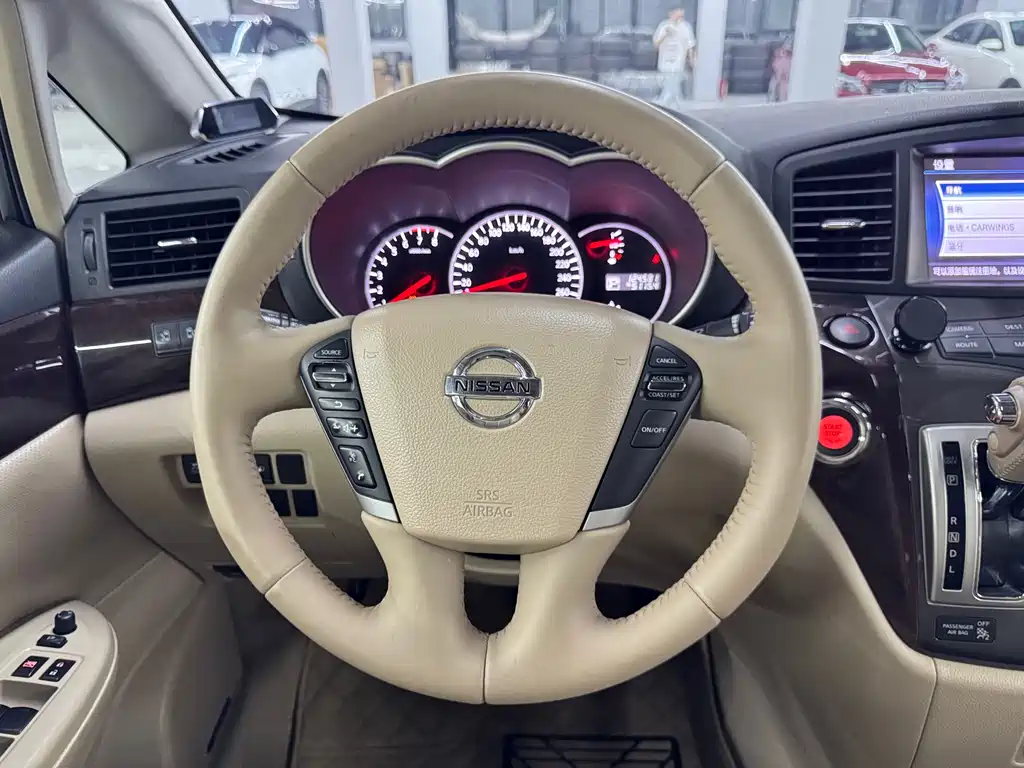 Nissan Quest 2015 — фото 12