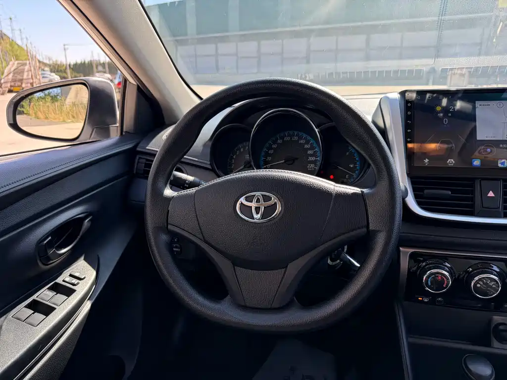 Toyota Yaris L 2018 — фото 9