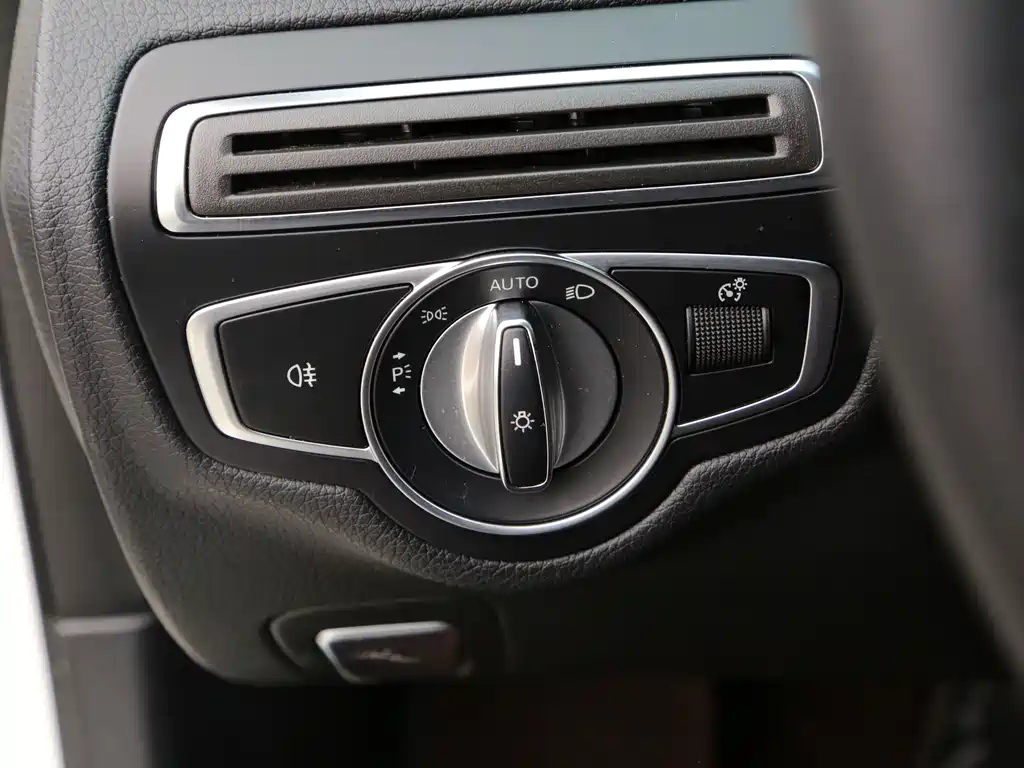 Mercedes-Benz C-Class 2019 — фото 16