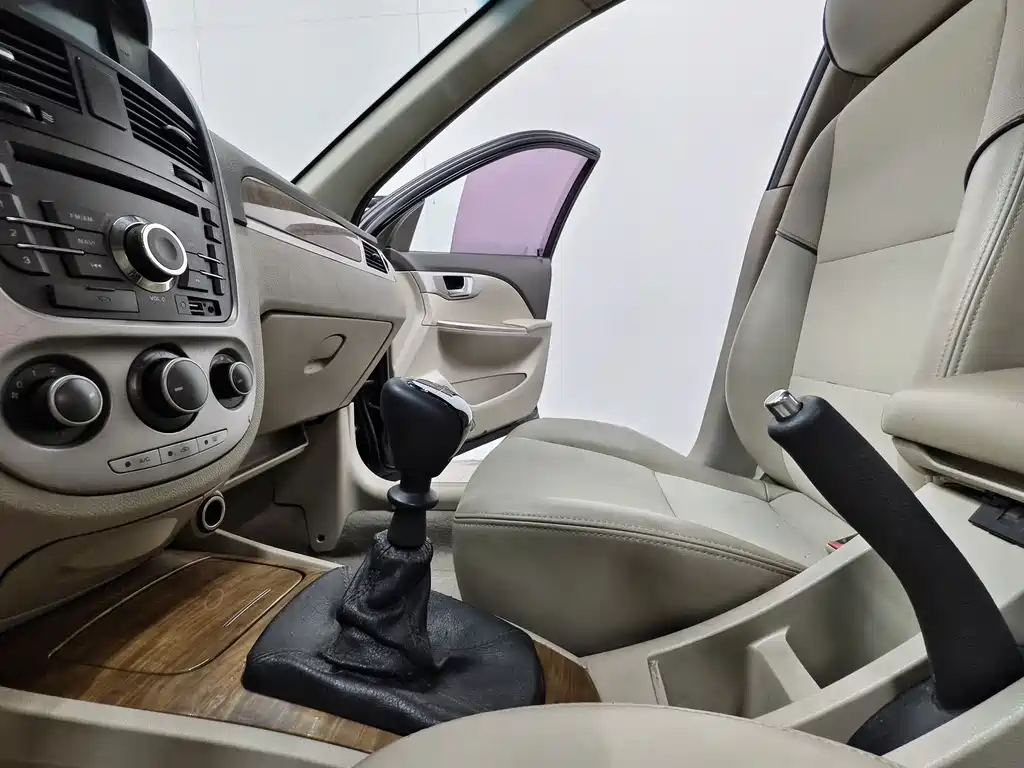 Buick Excelle 2015 — фото 12