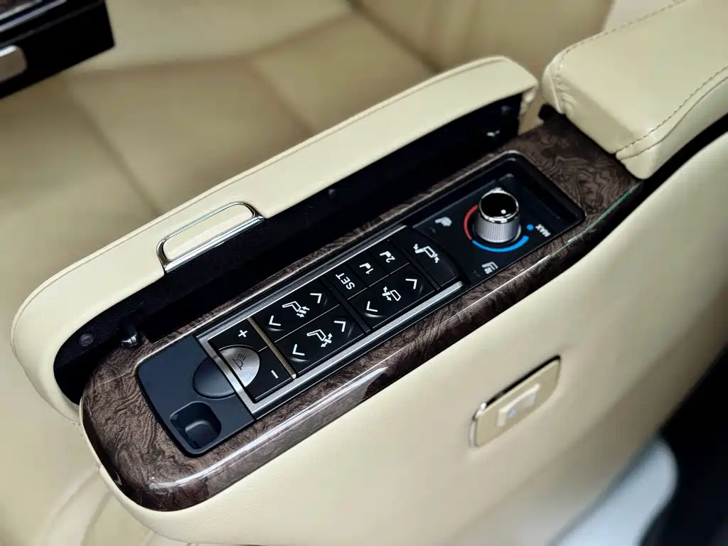 Toyota Alphard 2021 — фото 18