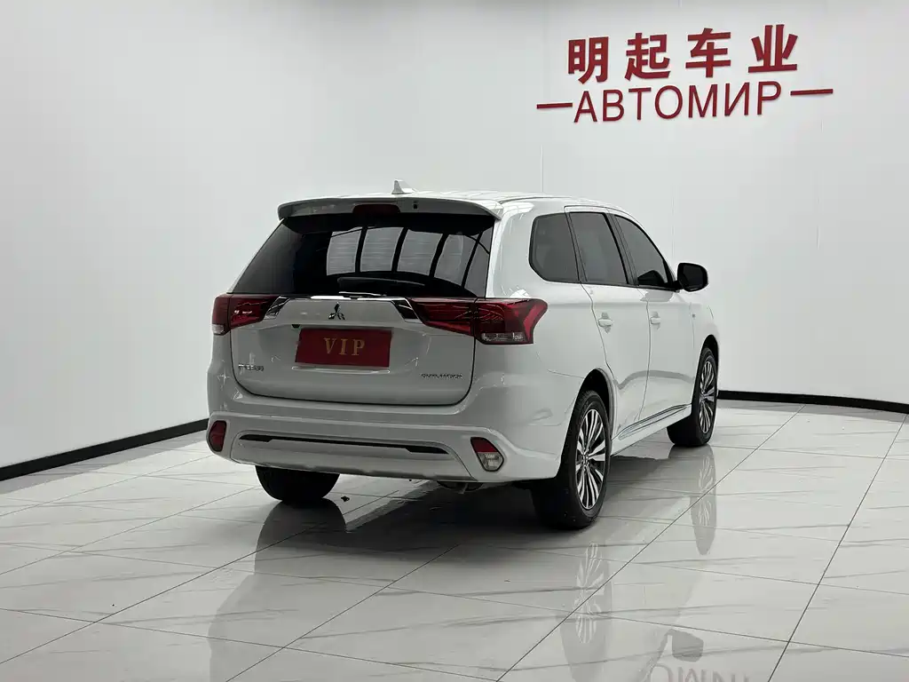 Mitsubishi Outlander 2023 — фото 9