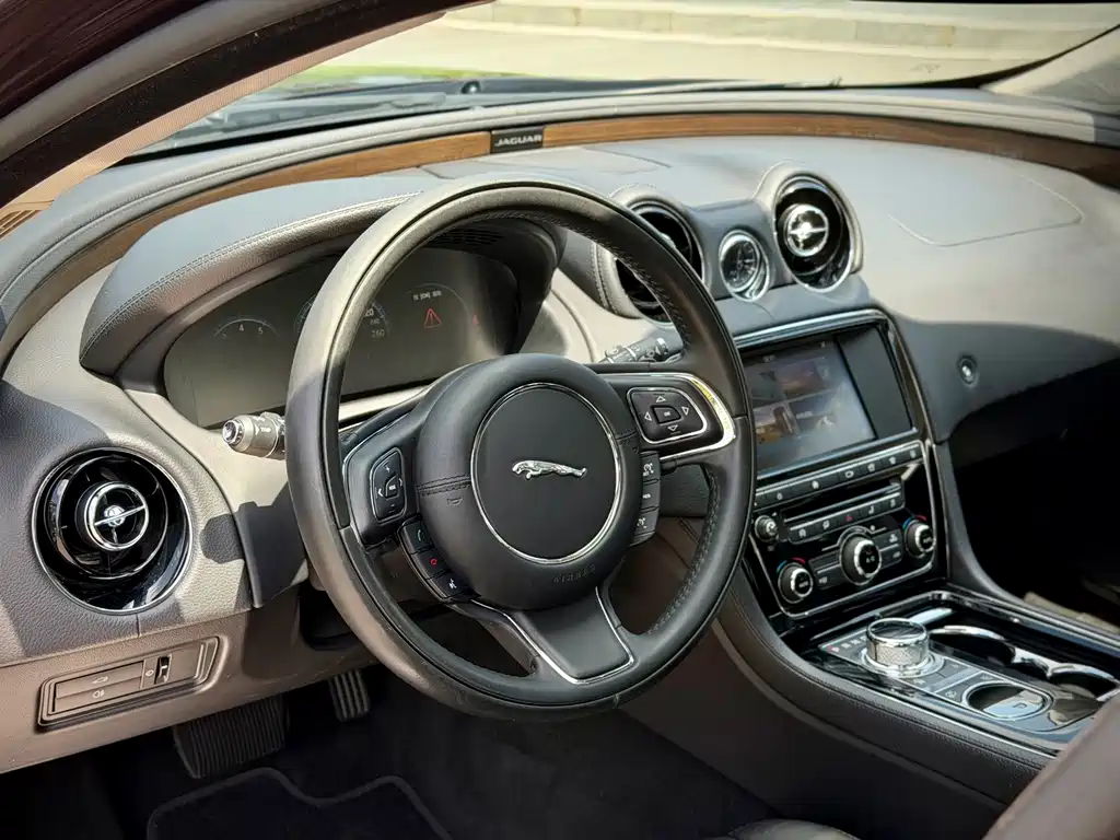 Jaguar XJ 2017 — фото 9