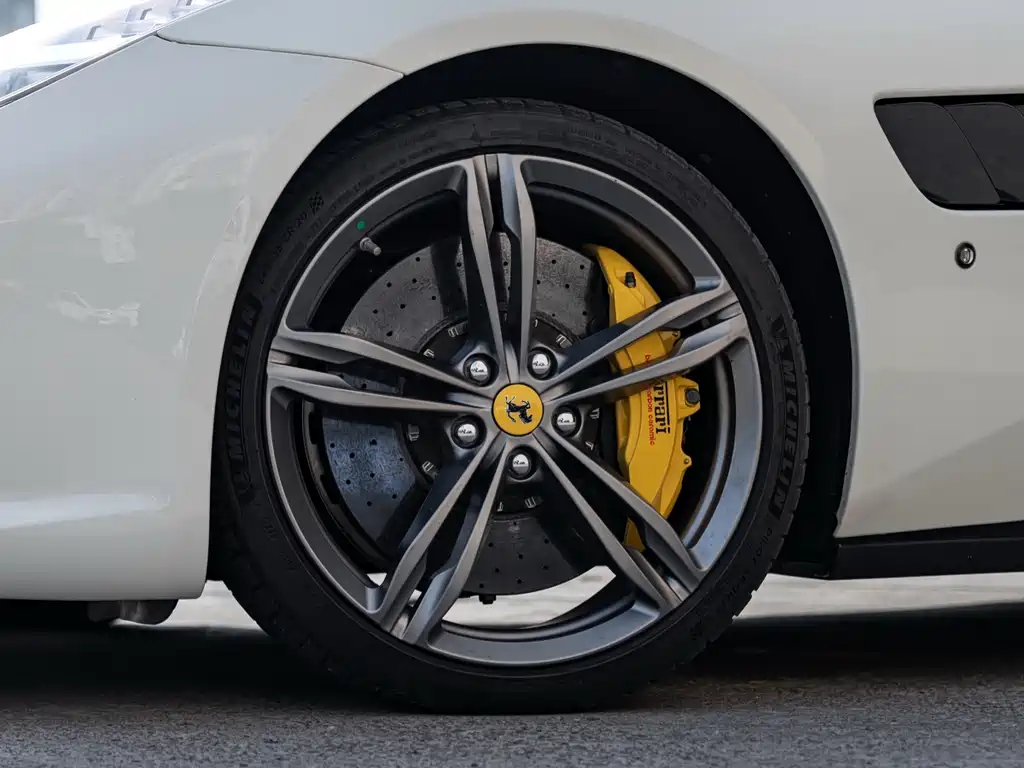 Ferrari GTC4Lusso 2017 — фото 8