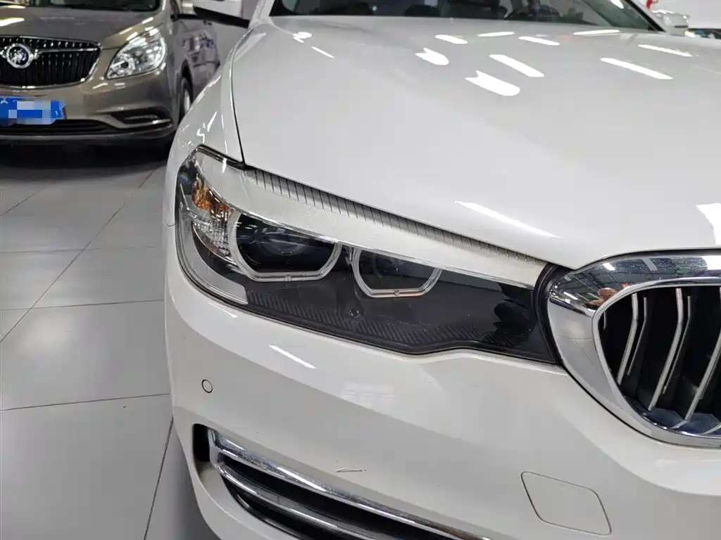 BMW 5 Series 2018 — фото 13