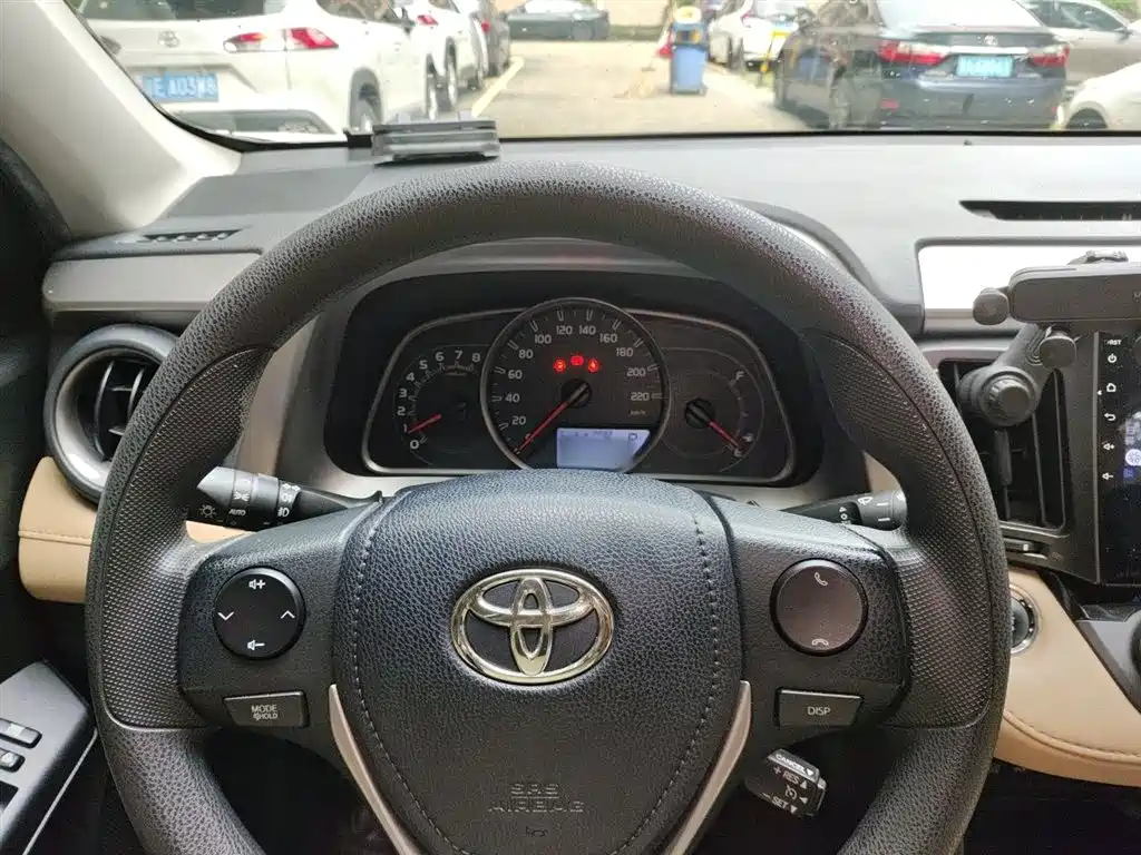 Toyota RAV4 2016 — фото 4