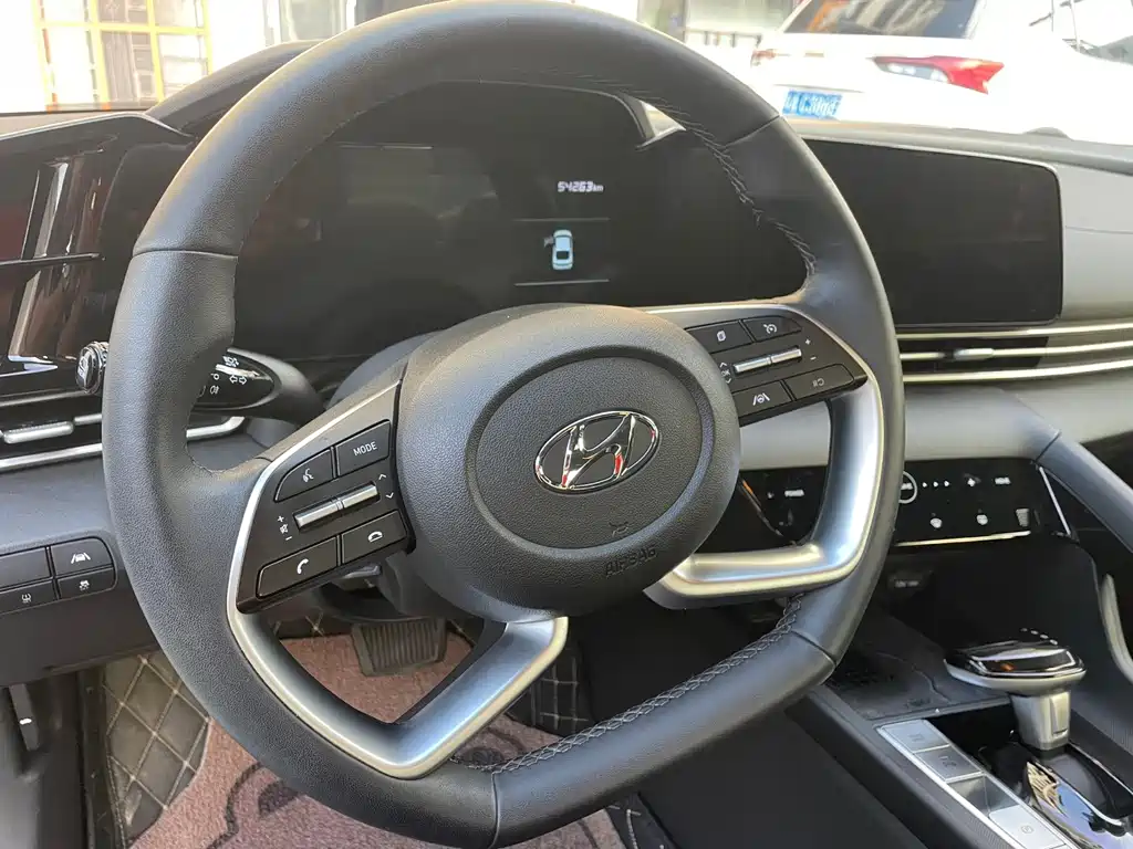 Hyundai Elantra 2023 — фото 15