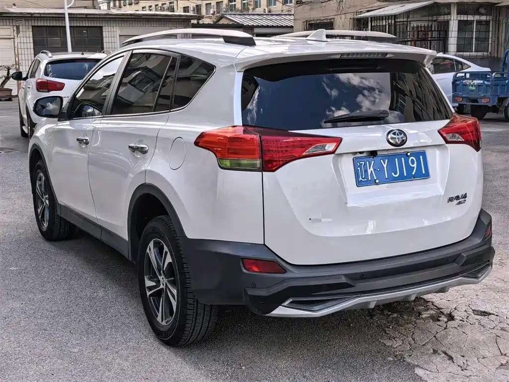 Toyota RAV4 2015 — фото 6