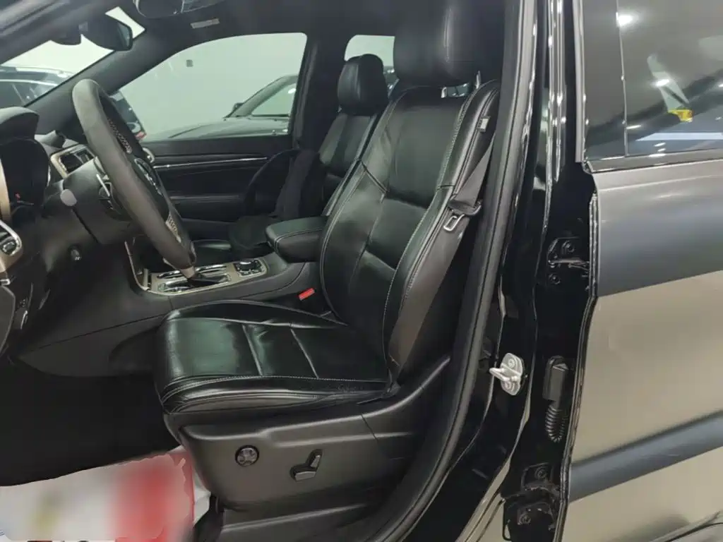 Jeep Grand Cherokee 2018 — фото 15