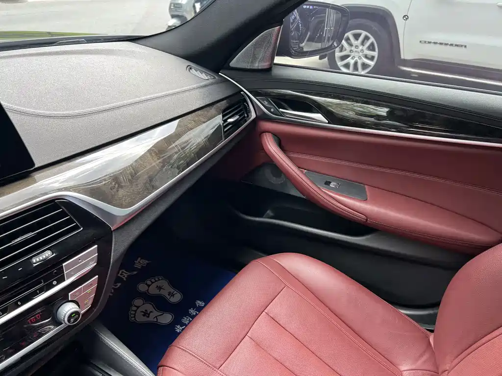 BMW 5 Series 2019 — фото 12