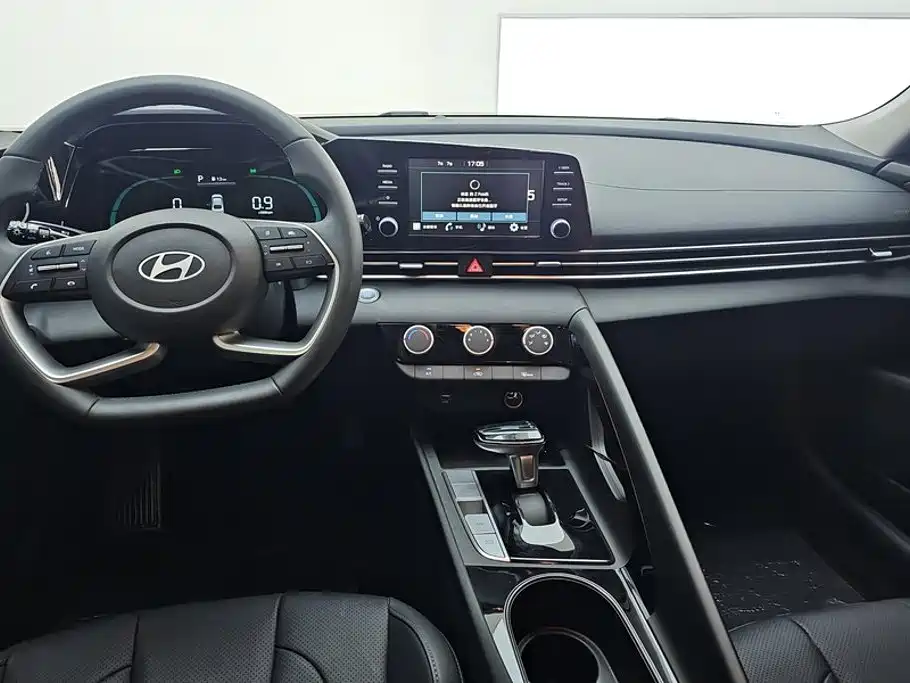 Hyundai Elantra 2025 — фото 12