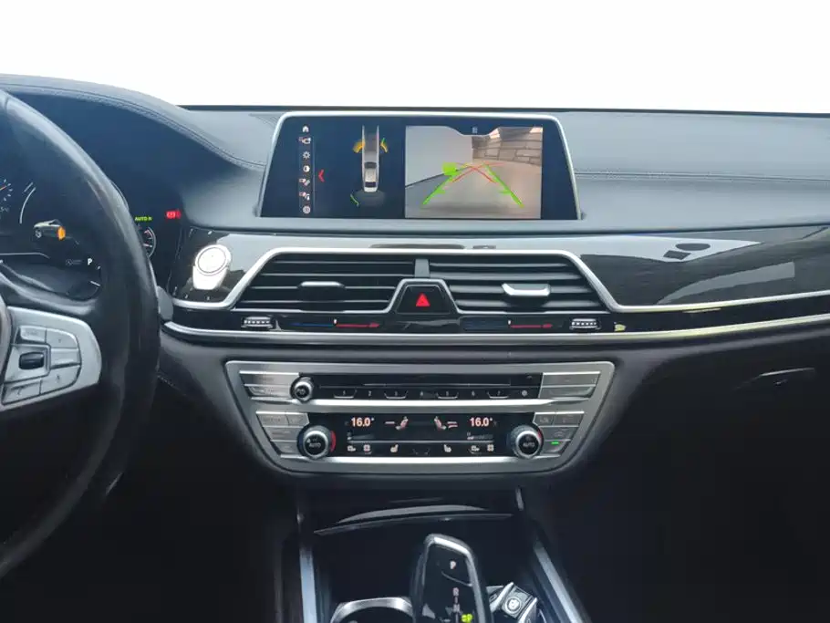 BMW 7 Series 2017 — фото 13