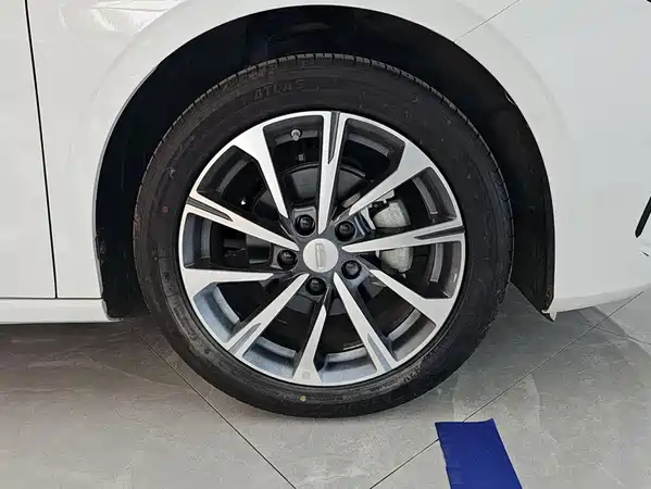 Geely Emgrand 2024