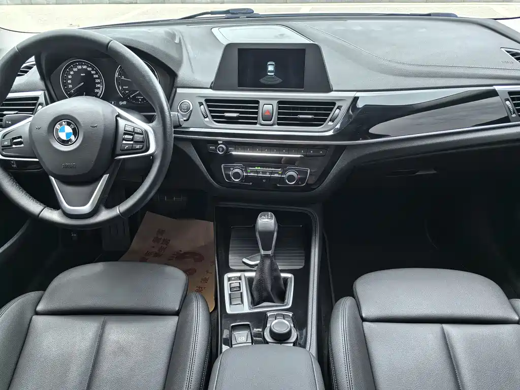 BMW 1 Series 2018 — фото 10