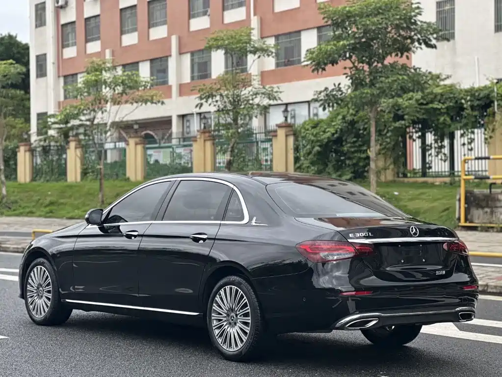 Mercedes-Benz E-Class 2023 — фото 18