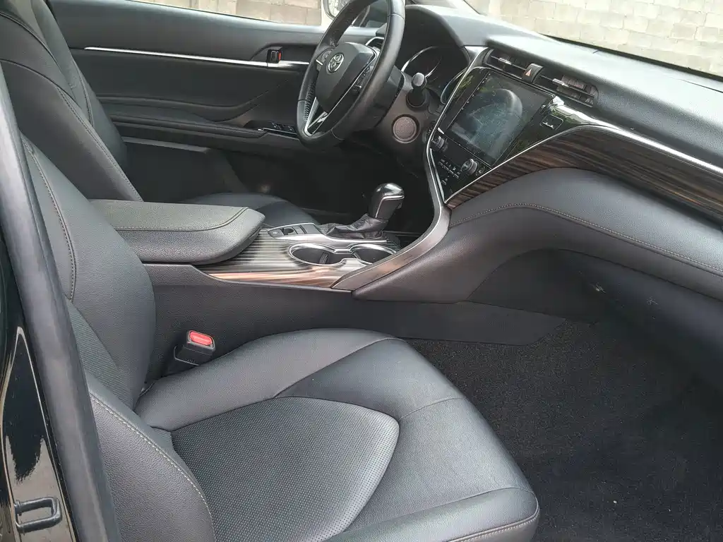 Toyota Camry 2018 — фото 10