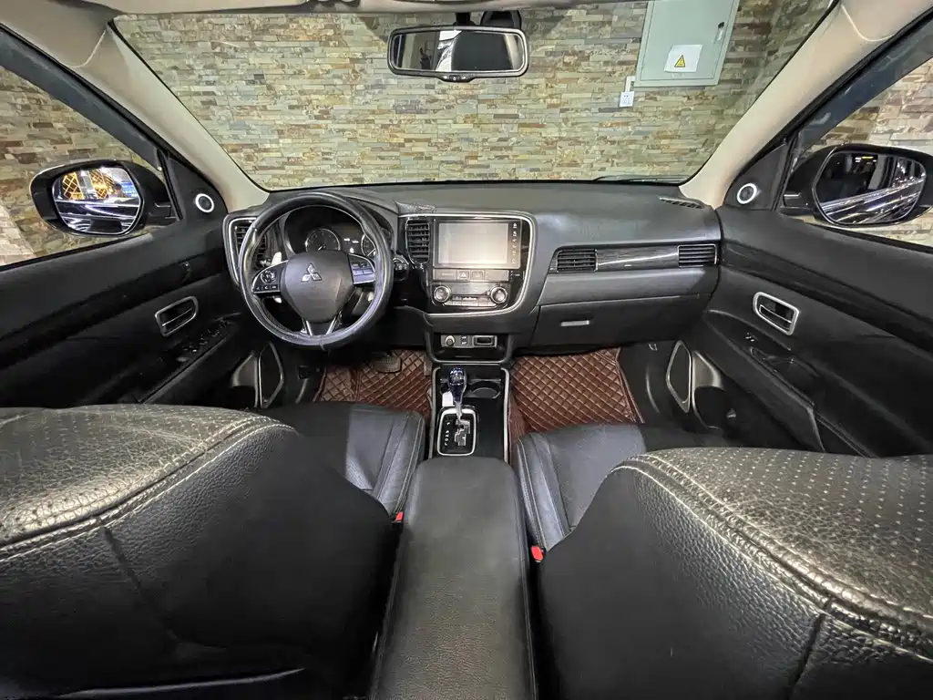 Mitsubishi Outlander 2017 — фото 11