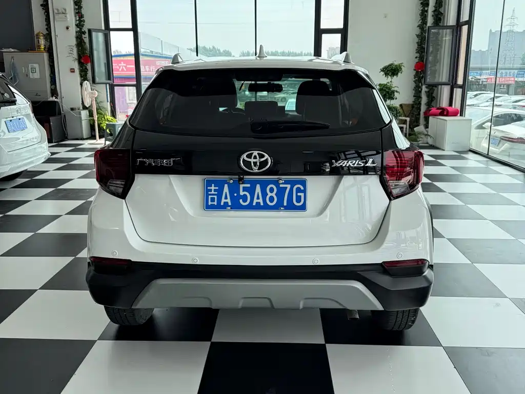 Toyota Yaris L 2022 — фото 19