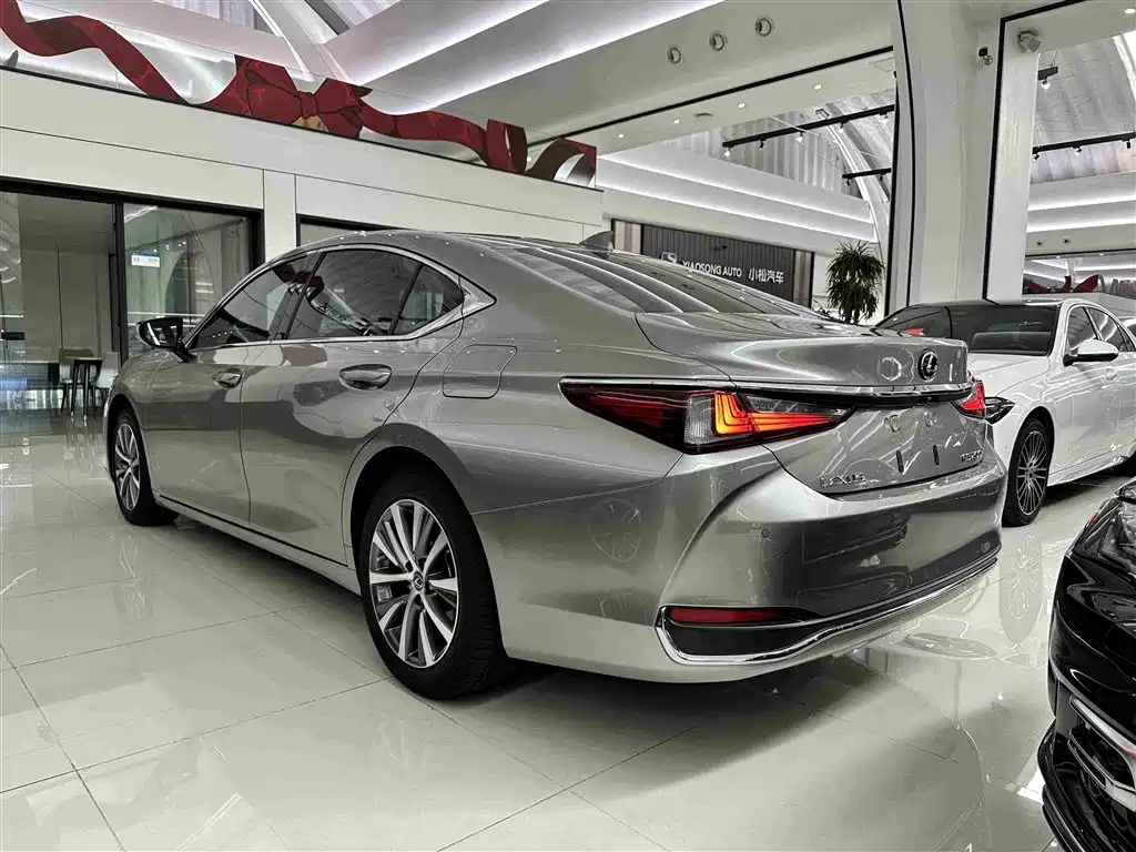 Lexus ES 2021