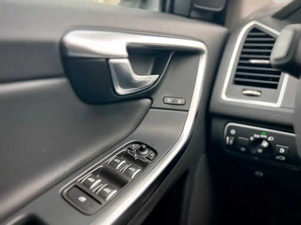 Volvo XC60 2017 — фото 19