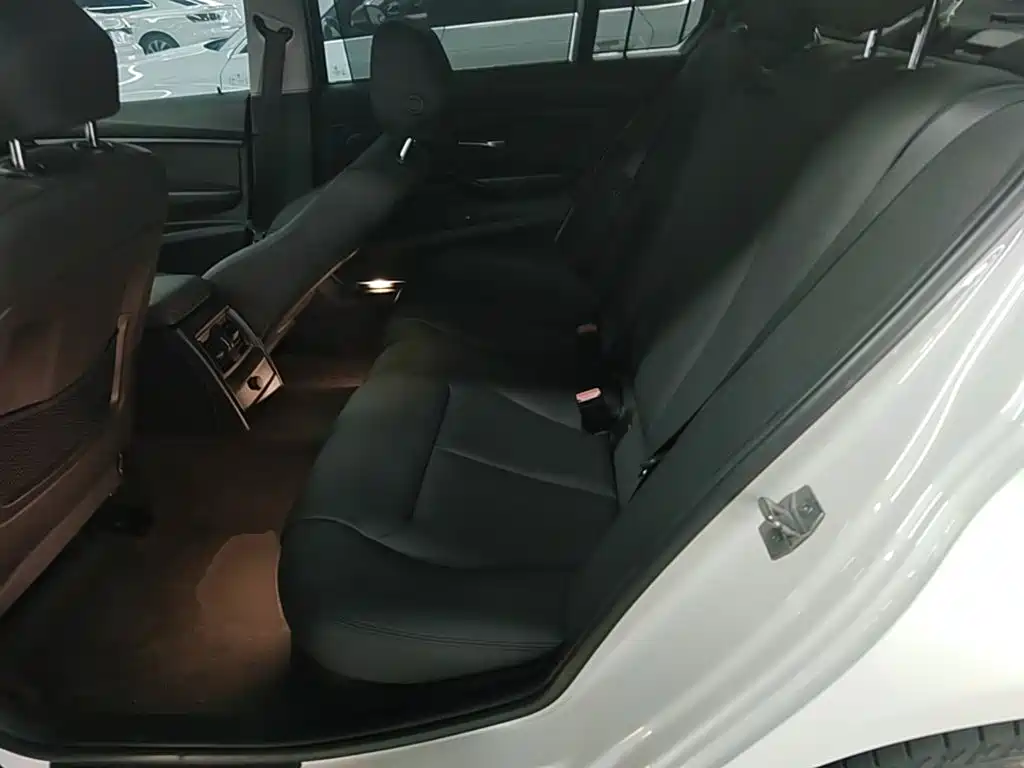 BMW 3 Series 2017 — фото 17