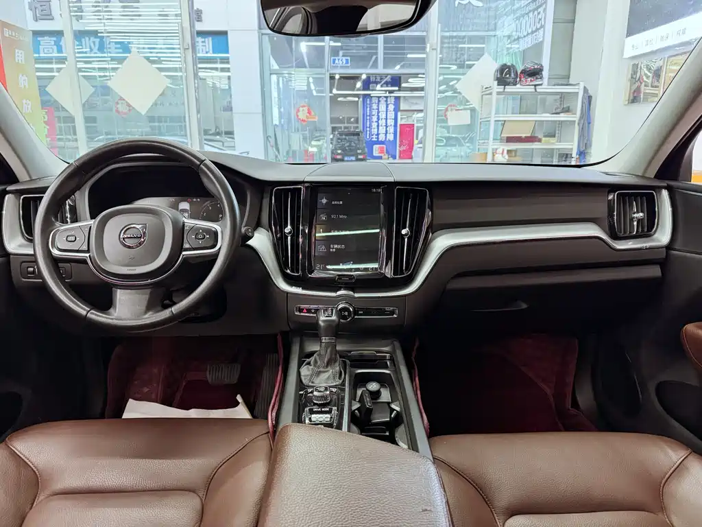 Volvo XC60 2019 — фото 11